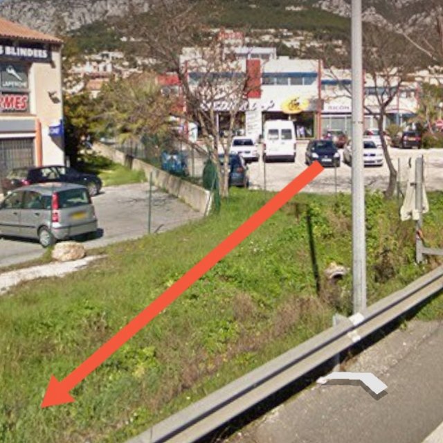 Long chemin au fond du parking derrière triotel